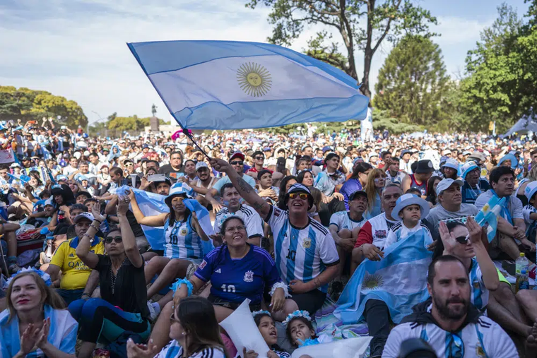 En Argentina, especialmente, el fútbol atraviesa todo: sobremesas, grupos de WhatsApp, oficinas, recreos, familias.