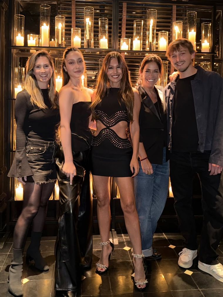 Pampita volvió a brillar: el vestido negro más glam de la temporada. Pampita volvió a brillar: el vestido negro más glam de la temporada.