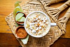 Sabrosos esquites en casa, sin necesidad de salir a comprarlos,¿qué esperas para hacerlos?