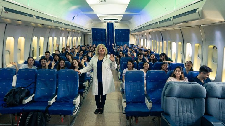 Hospital de Clínicas La doctora Manzur y sus alumnos en el aula avión que hizo instalar el doctor Allevato. Foto: Analía Melnik/MDZ