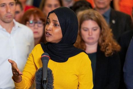 Trump criticó a Ilhan Omar, una somalí-estadounidense que representa a un distrito de Minnesota en el Congreso. Trump criticó a Ilhan Omar, una somalí-estadounidense que representa a un distrito de Minnesota en el Congreso.