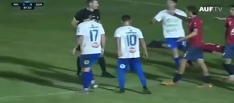 La terrible trompada de un futbolista a otro que lo dejó tendido en el césped. Foto: AUF TV