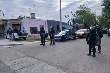 Personal de Infantería e Investigaciones en uno de los domicilios allanados por el caso de violencia de género en San Martín. Personal de Infantería e Investigaciones en uno de los domicilios allanados por el caso de violencia de género en San Martín.