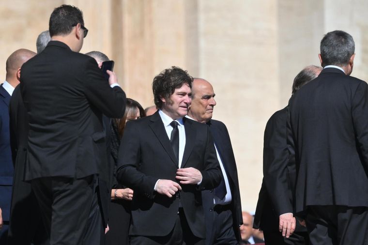 Javier Milei con su comitiva de funcionarios en el velorio del Papa Francisco. Foto: EFE