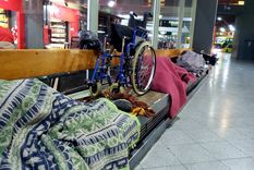 La mujer que estaba en situación de calle y dormía en la terminal de ómnibis, donde vendía golosinas en forma ambulante en las plataformas. Foto: X de @leoguevara80