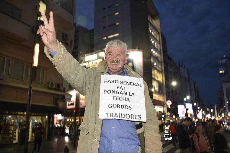 Manifestante pidiendo por el paro general en una manifestación previa. Manifestante pidiendo por el paro general en una manifestación previa.