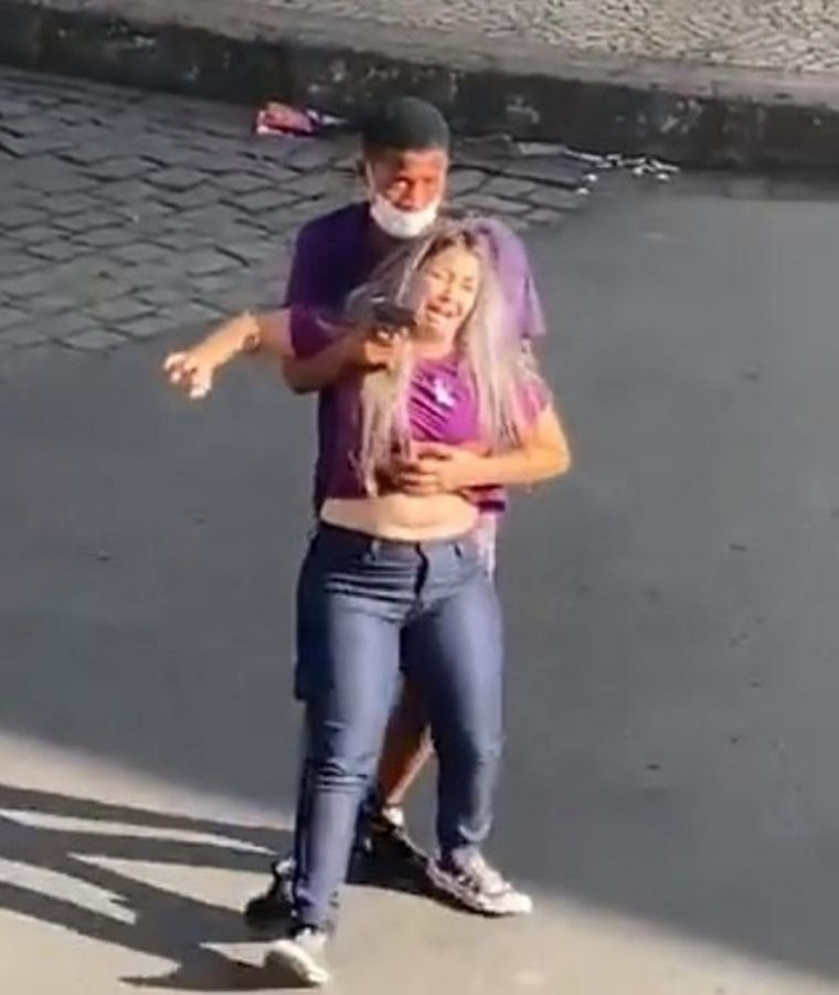 El delincuente y la chica poco antes del desenlace