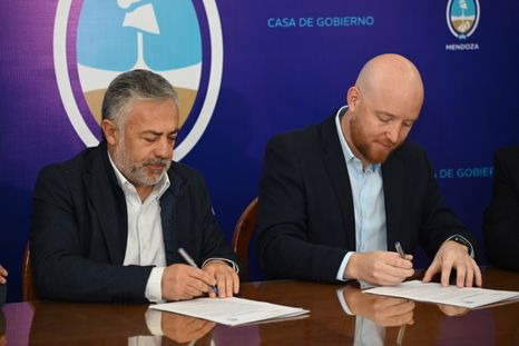 El gobernador Alfredo Cornejo y el intendente de Luján, Esteban Allasino, firmaron el convenio para la inversión de 1,6 millones de dólares. El gobernador Alfredo Cornejo y el intendente de Luján, Esteban Allasino, firmaron el convenio para la inversión de 1,6 millones de dólares.