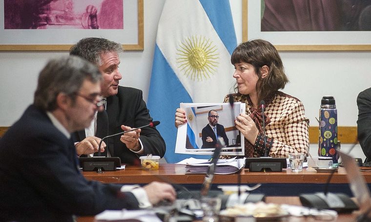 Juicio político Germán Martínez llevó una foto de Robles para chicanear a D’Alessandro. Crédito: Télam Foto: FOTO/TÉLAM