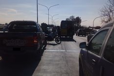 El motociclista sufrió politraumatismos leves y debio ser trasladado al Hospitan central.