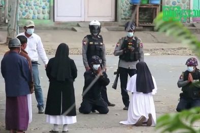 MDZol | La hermana Ann Rose Nu Tawng arrodillada ante los policías para proteger a los jóvenes manifestantes que buscaron refugio dentro de su clínica. Foto: MYITKYINA NEWS JOURNAL / REUTERS