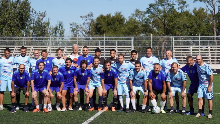 De azul, los jugadores del massismo. Los de celeste mantuvieron su alianza política a pesar de la salida de Insaurralde. 