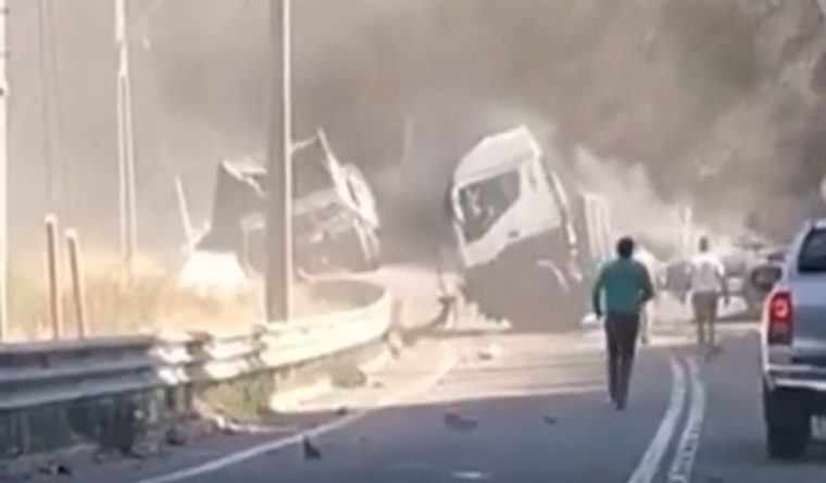 El accidente terminó con el camión totalmente destrozado en la ruta 60 de Chile.