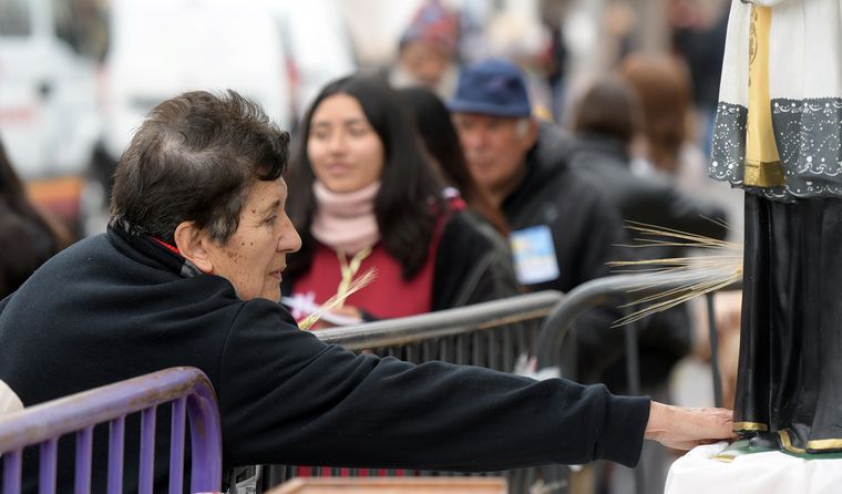 Jóvenes, adultos y abuelos se acercaron a pedir por trabajo en la celebración de San Cayetano.