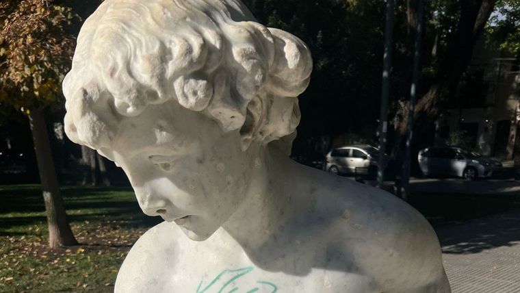 Vandalizaron la estatua de la Plaza Italia. Foto: Ciudad