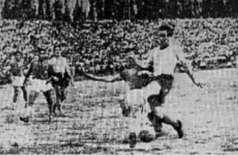 Luis Bolognesi, de Independiente, intercepta el remate de D'Alessandro, jugador de Racing, en la cancha del Lobo. Luis Bolognesi, de Independiente, intercepta el remate de D'Alessandro, jugador de Racing, en la cancha del Lobo.