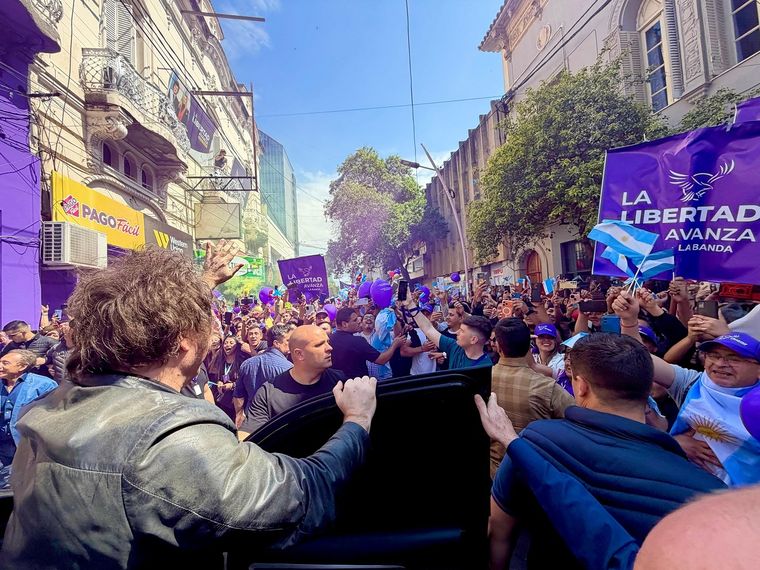 Javier Milei llegó este sábado a Santiago del Estero en el marco de la campaña electoral.
