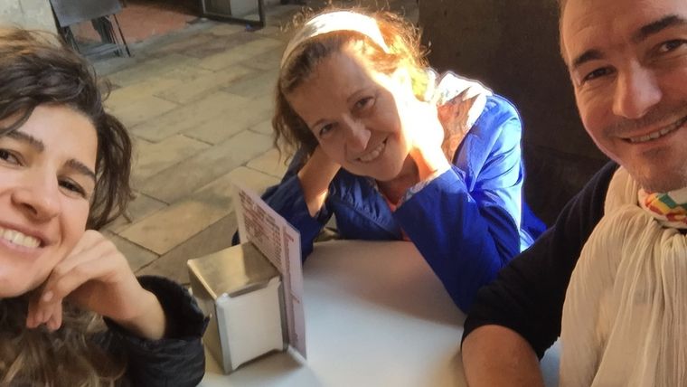 Liliana Bodoc (centro), junto a sus hijos Romina y Galileo. Foto: Gentileza familia Bodoc.