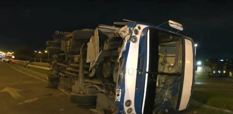 El ómnibus iba sin pasajeros y había trasladado horas antes a simpatizantes de River. Foto: NA