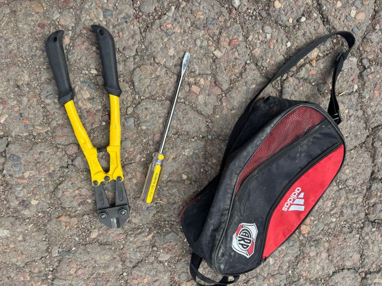 La herramientas que tenían en su poder los sospechosos, posiblemente utilizadas para la comisión de delitos. La herramientas que tenían en su poder los sospechosos, posiblemente utilizadas para la comisión de delitos.