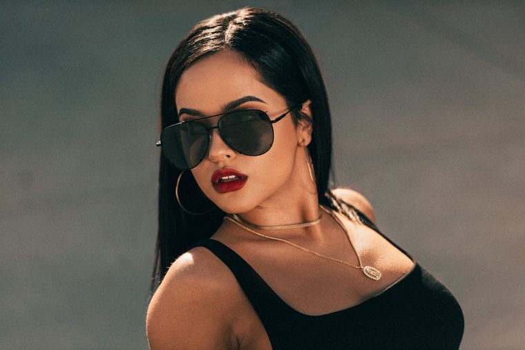 Sin pantalones y medias de red: la foto de Becky G de la que todos hablan