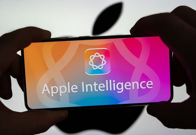 Apple pisa el acelerador para que Siri compita con ChatGPT y la inteligencia artificial de Google. Apple pisa el acelerador para que Siri compita con ChatGPT y la inteligencia artificial de Google.