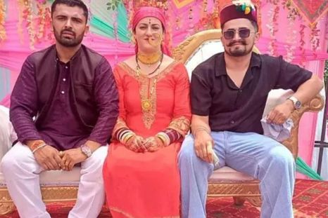 Sunita C con sus esposos Kapil N y Pradeep N.