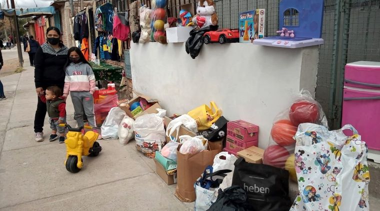 Zulema, junto a dos de sus nietos y algunos de los juguetes que llegaron hasta La Favorita. Foto: Ulises Naranjo