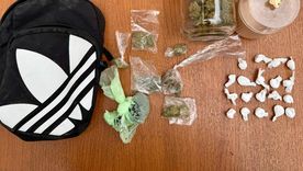 Los envoltorios de cocaína y marihuana listos para la venta secuestrados a un allegado a la niña baleada. Los envoltorios de cocaína y marihuana listos para la venta secuestrados a un allegado a la niña baleada.