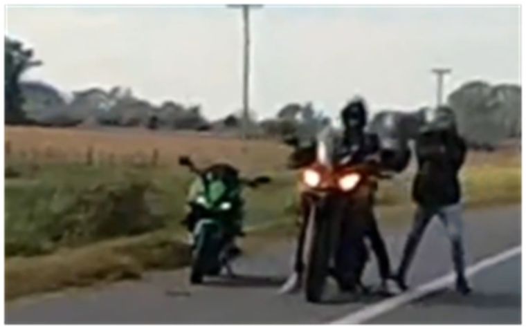 Uno de los cascos que encontraron complica la situación de ambos detenidos. Foto: Captura de video