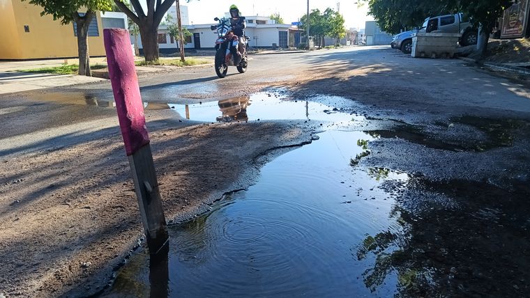 El asfalto se daña constantemente por las perdidas de agua debido a las cañerias rotas. El asfalto se daña constantemente por las perdidas de agua debido a las cañerias rotas.