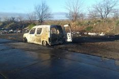 La camioneta de la víctima apareció incendiada. Foto: Clarín.