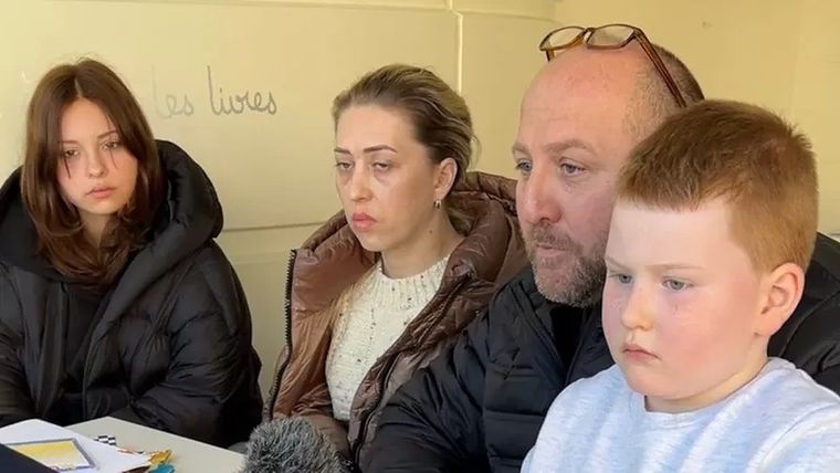 La familia Raminishvili intenta ingresar a Inglaterra. La mirada de María, la madre, delata una travesía infernal que aún no termina.