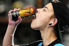 Los estudios científicos advierten que el exceso de este tipo de bebidas puede generar alteraciones en el sueño y hasta problemas cardíacos. Foto: Unsplash