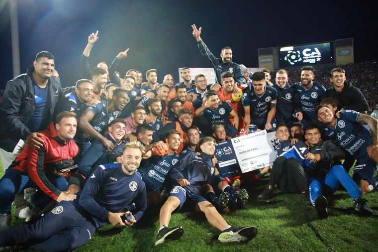 La Lepra, con el cheque y el pase de ronda. Foto: Independiente Rivadavia