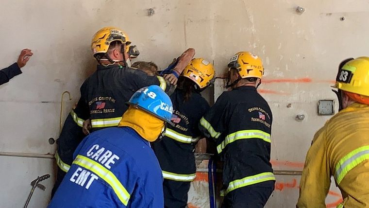 Instante en que retiran a la mujer. Foto: Bomberos del Condado de Orange / Twitter