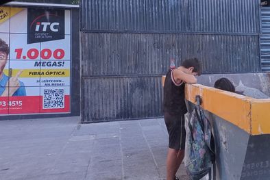 MDZol | Dos hermanos revisan un contenedor en la zona de restaurantes VIP de Mendoza. Foto: MDZ