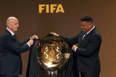 Gianni Infantino y el Fenómeno Ronaldo mostraron el trofeo del Mundial de Clubes, diseñado por la prestigiosa marca Tiffany & Co. Foto: Captura de Fifa.com