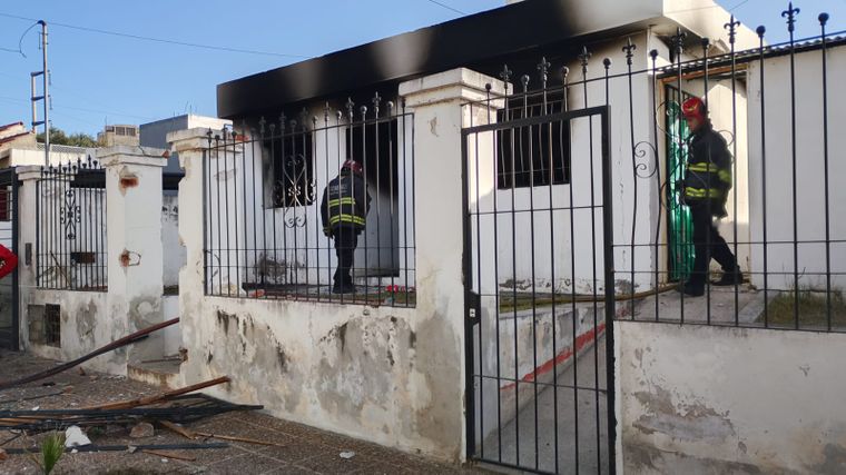 Una cámara registró la explosión que destruyó una vivienda en Córdoba: hay dos heridos graves