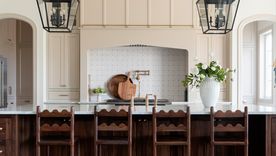 La simetría aporta armonía y estilo al diseño de interiores. Créditos: Logan Quinton.