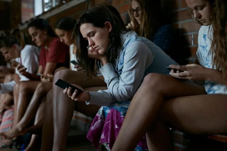 El uso de las redes sociales estimula la misma región del cerebro que se activa cuando se toma una sustancia adictiva, dice un estudio. Foto: GETTY IMAGES