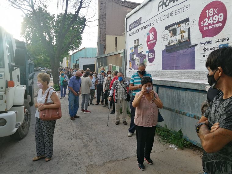La fila de jubilados para recibir un turno en PAMI de Godoy Cruz Foto: Gentileza