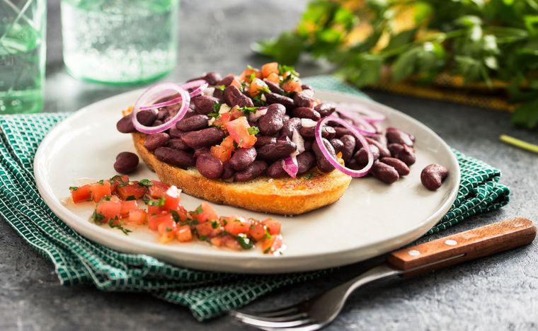 Tostada de frijoles Una receta simple y en pocos minutos de tostada de frijoles. Foto: Shutterstock