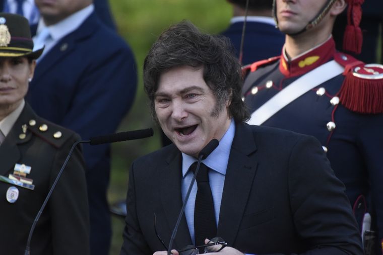 Javier Milei encabezó el acto oficial de Malvinas en la Plaza San Martín. Foto: Juan Mateo Aberastain/MDZ