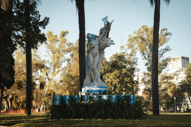 Una de las estatuas intervenidas es La Cigale, ubicada en el Rosedal de Palermo. Una de las estatuas intervenidas es La Cigale, ubicada en el Rosedal de Palermo.