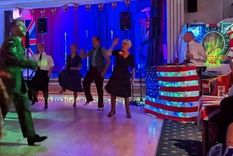 Linda Williams (derecha) se la pasó bailando toda la noche. Foto: Linda Williams