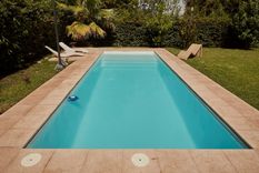 Style Pool AMERICANA, con espacios bien definidos y mucha personalidad. Caja de nado para múltiples actividades. Una piscina de diseño sobrio con 8 hidrojets de tecnología HidroPlus.