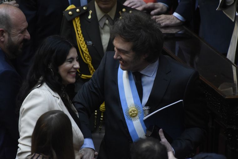 El saludo entre Milei y Pagano. Foto: Juan Mateo Aberastain / MDZ