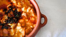 El locro comienza a prepararse el día anterior tras dejar en remojo los porotos y el maíz. Foto: recetasingluten.com