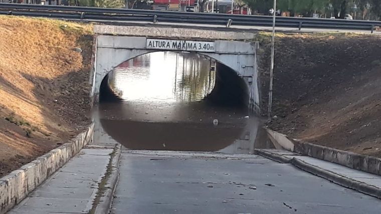 El túnel que atraviesa el Acceso Este en dirección al Shopping amaneció inundado tras las lluvias